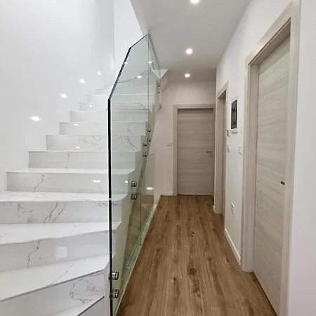 Apartamento Modern House 200m From The *