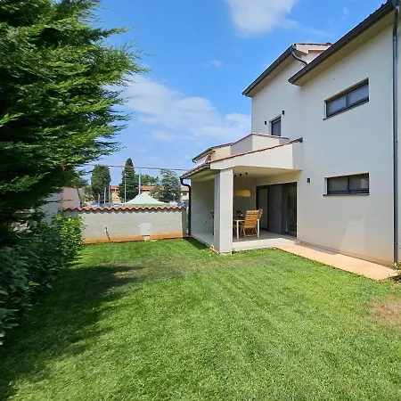 Modern House 200m From The Fazana